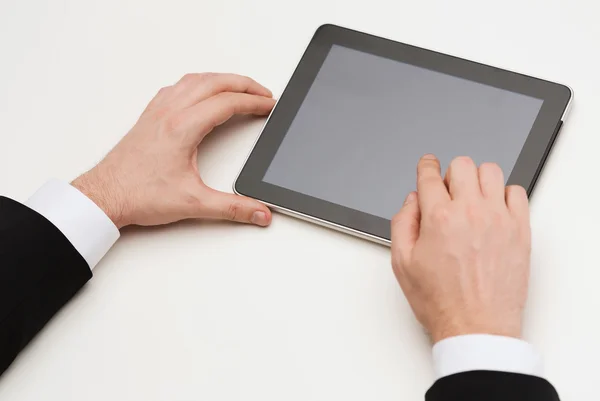 Close-up de mãos de homem tocando tablet pc — Fotografia de Stock