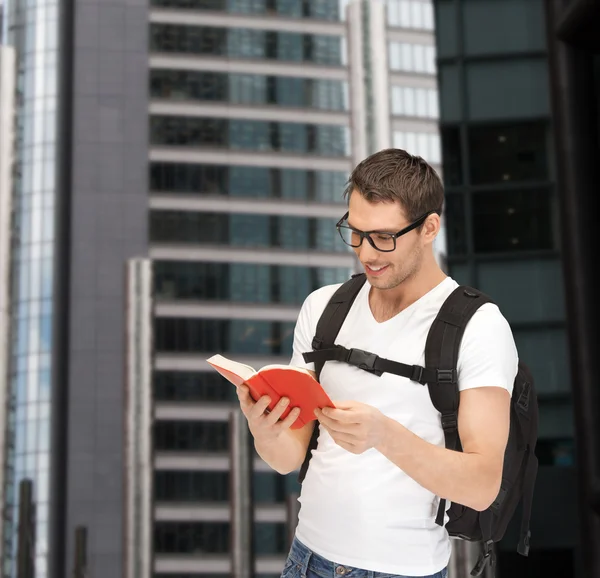 Student in bril met rugzak en boek — Stockfoto