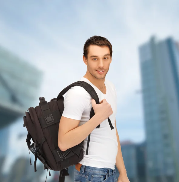 Reizende student met rugzak buiten — Stockfoto