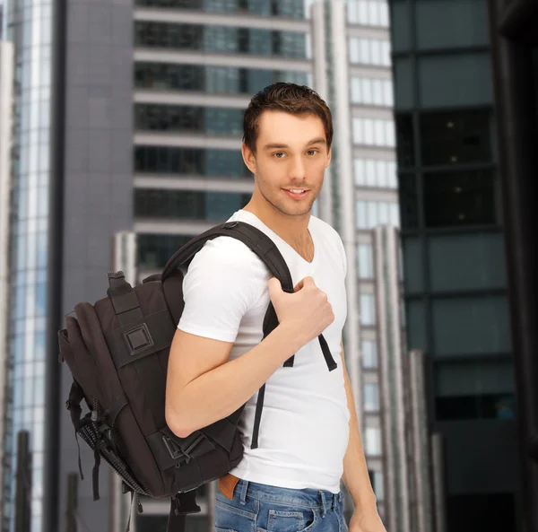 Estudante viajante com mochila ao ar livre — Fotografia de Stock