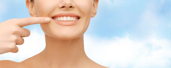 Mooie vrouw wijzend naar tanden — Stockfoto