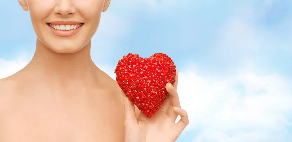 Krásná žena s červeným srdcem — Stock fotografie