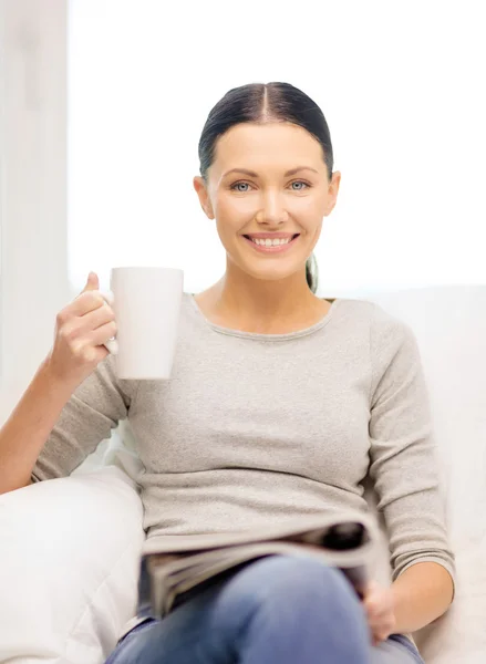 Vrouw met kop koffie thuis tijdschrift lezen — Stockfoto