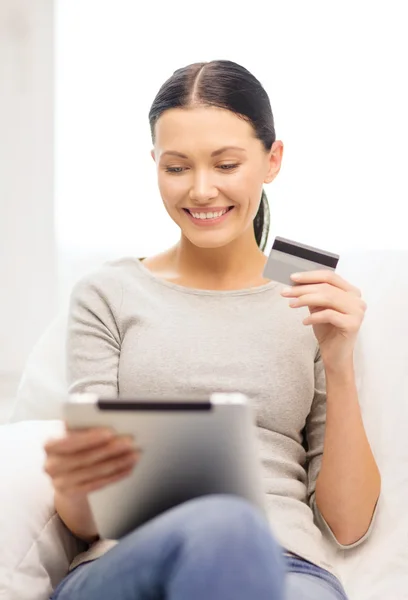 Mujer sonriente con tableta PC y tarjeta de crédito —  Fotos de Stock