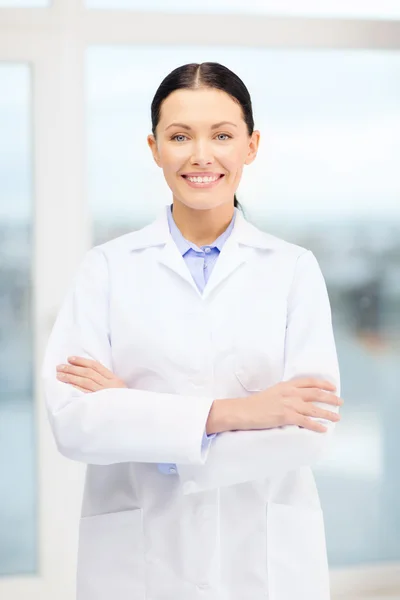 Lachende jonge dokter in kabinet — Stockfoto