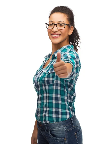 Chica sonriente en gafas que muestran los pulgares hacia arriba — Foto de Stock