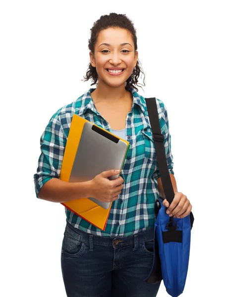 Улыбающийся студент с папками, планшетным ПК и сумкой — стоковое фото