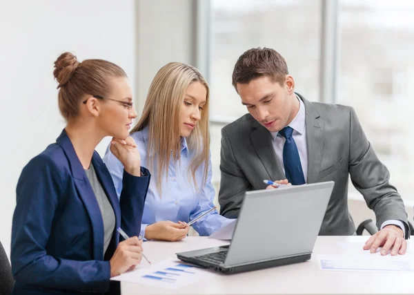 Equipe de negócios com laptop tendo discussão — Fotografia de Stock