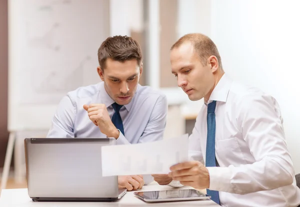 Два бизнесмена обсуждают в офисе — стоковое фото
