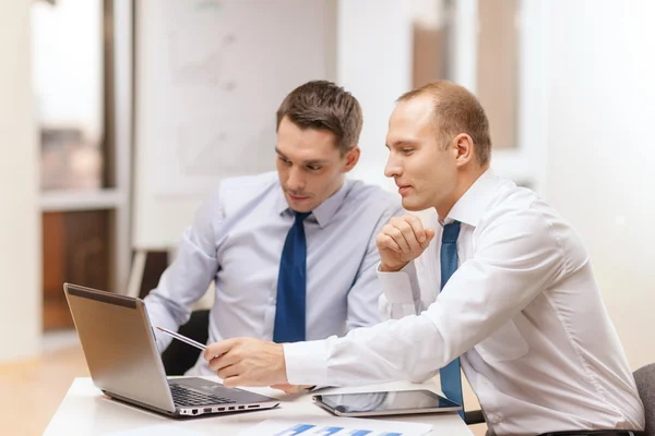 Dos hombres de negocios discutiendo en el cargo — Foto de Stock