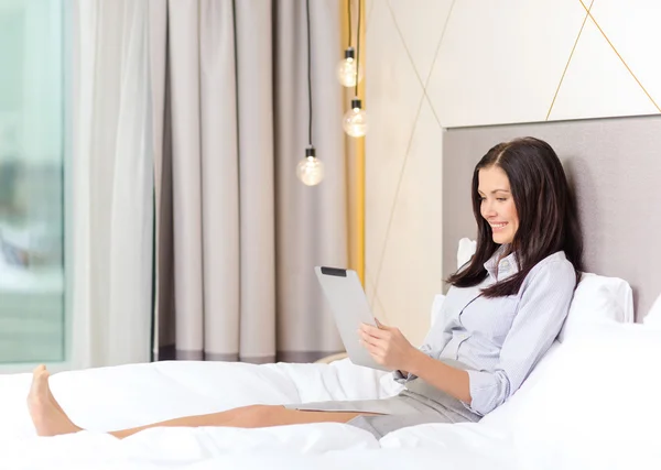 Glückliche Geschäftsfrau mit Tablet-PC im Hotelzimmer — Stockfoto