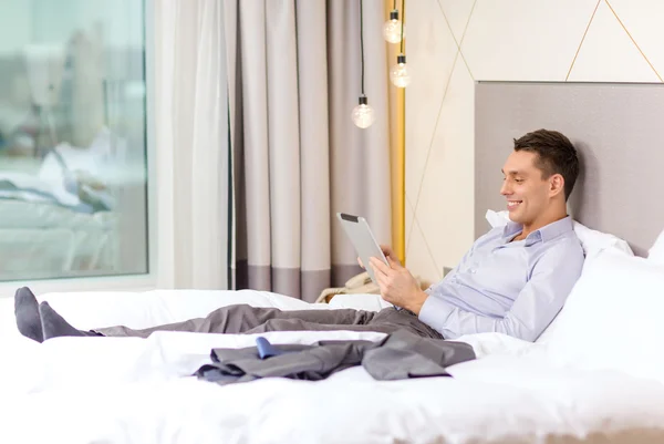 Mujer de negocios feliz con PC tableta en la habitación del hotel — Foto de Stock
