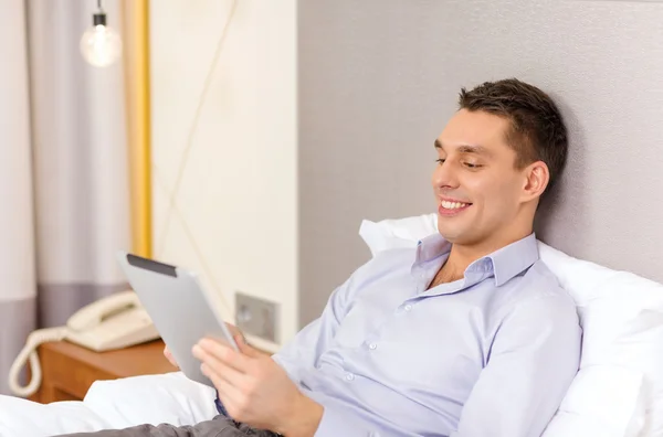 Mujer de negocios feliz con PC tableta en la habitación del hotel —  Fotos de Stock