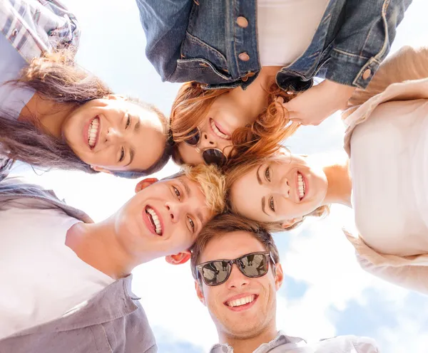 Grupp tonåringar tittar ner — Stockfoto
