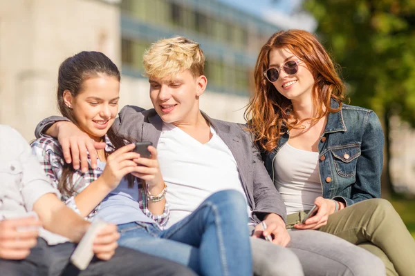 Öğrenciler veya akıllı telefonlar ile gençler grubu — Stok fotoğraf