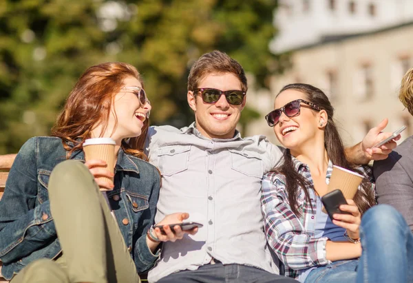 Grupo de estudiantes o adolescentes con smartphones — Foto de Stock