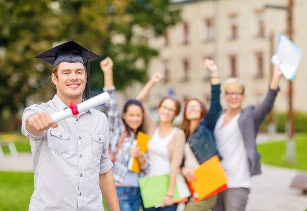 Улыбающийся подросток в угловой кепке с дипломом — стоковое фото