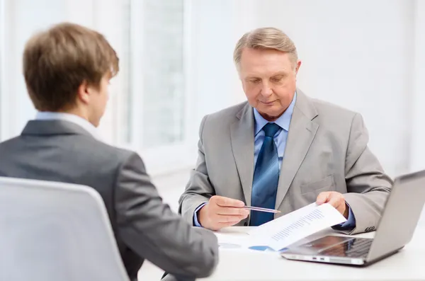 Oudere man en een jonge man met vergadering in kantoor — Stockfoto