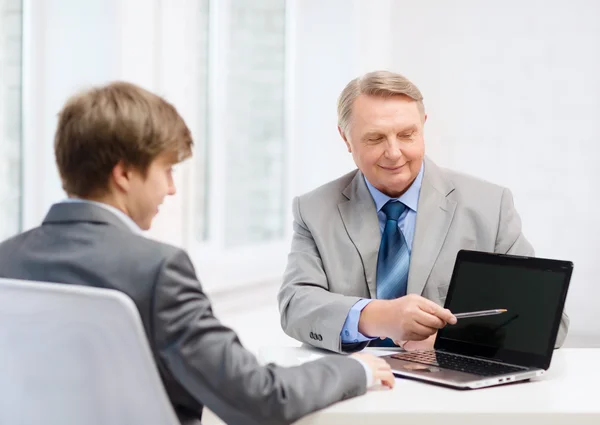 Äldre man och ung man med bärbar dator — Stockfoto