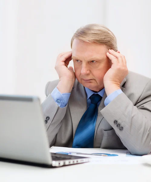 Uomo d'affari anziano sconvolto con computer portatile in ufficio — Foto Stock