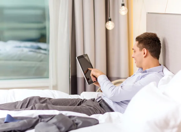 Mujer de negocios feliz con PC tableta en la habitación del hotel —  Fotos de Stock