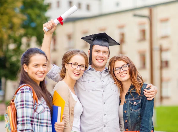 Studenci i młodzież z plików i dyplom — Zdjęcie stockowe