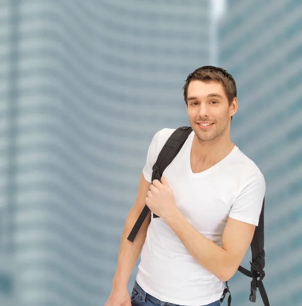 Wanderstudent mit Rucksack im Freien — Stockfoto