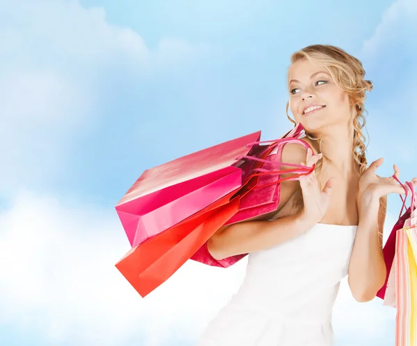 Foto de mujer feliz con bolsas de compras —  Fotos de Stock