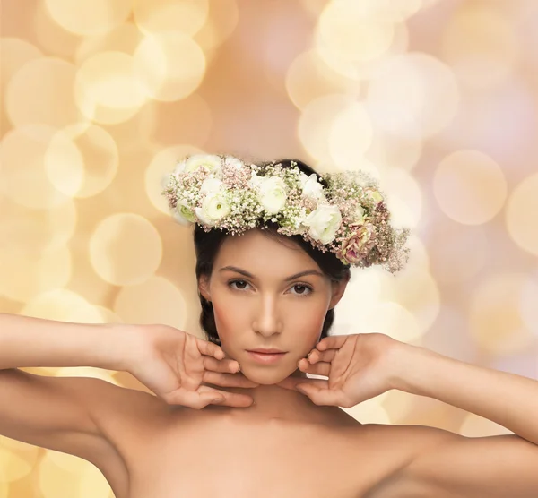 Mulher bonita usando coroa de flores — Fotografia de Stock