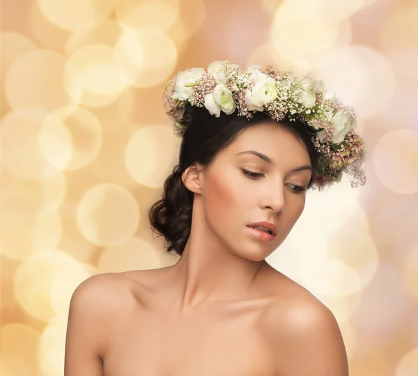 Mulher bonita usando coroa de flores — Fotografia de Stock