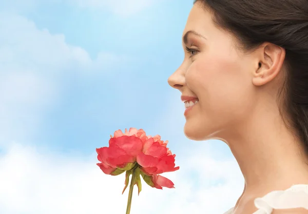 Smiling woman smelling flower — Stock Photo, Image