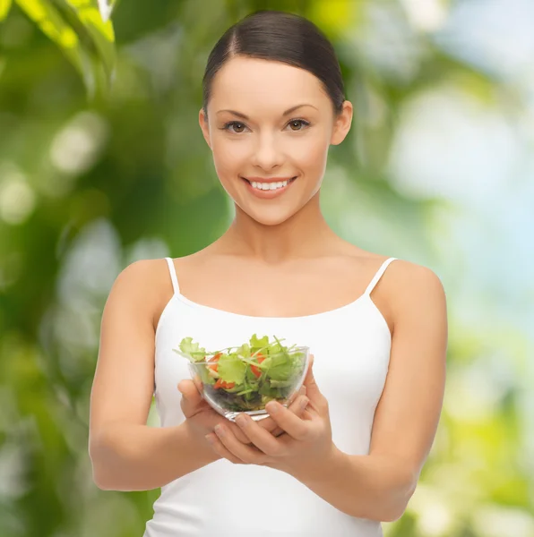 Gesunde Frau hält Schüssel mit Salat — Stockfoto