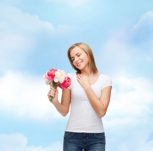 Mulher sorridente com buquê de flores — Fotografia de Stock