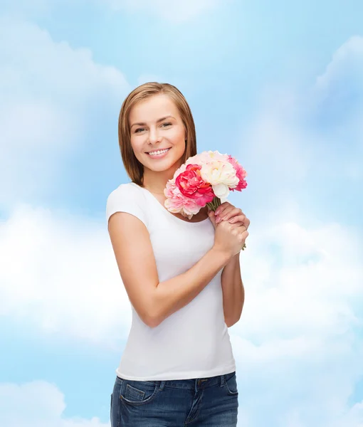 Glimlachende vrouw met boeket bloemen — Stockfoto