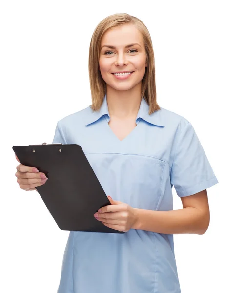 Médico o enfermera sonriente con portapapeles — Foto de Stock