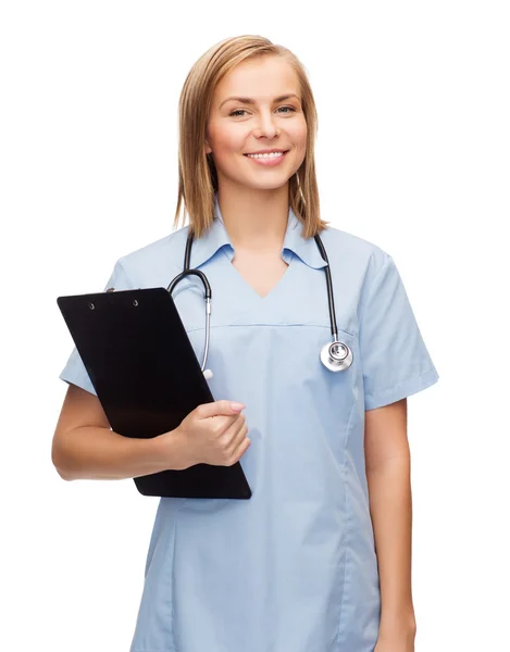 Leende kvinna läkare eller sjuksköterska med Urklipp — Stockfoto