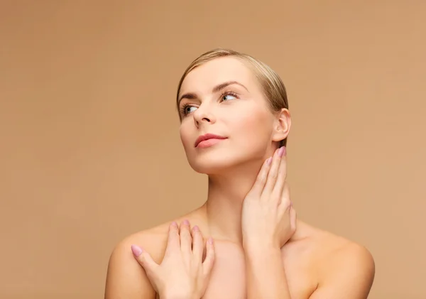 Rostro y manos de mujer hermosa — Foto de Stock