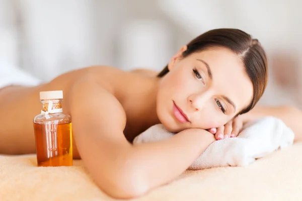 Mujer feliz en el salón de spa — Foto de Stock