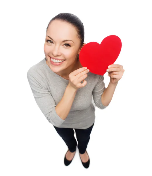 Lachende Aziatische vrouw met rood hart — Stockfoto