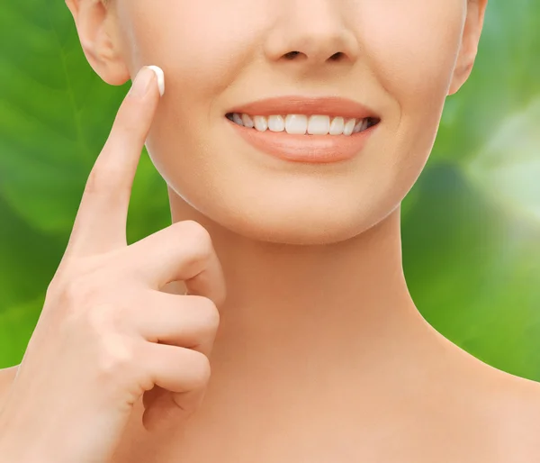 Close-up van vrouw hand toepassing hydraterende crème — Stockfoto