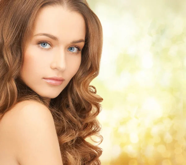 Mulher bonita com cabelo comprido — Fotografia de Stock