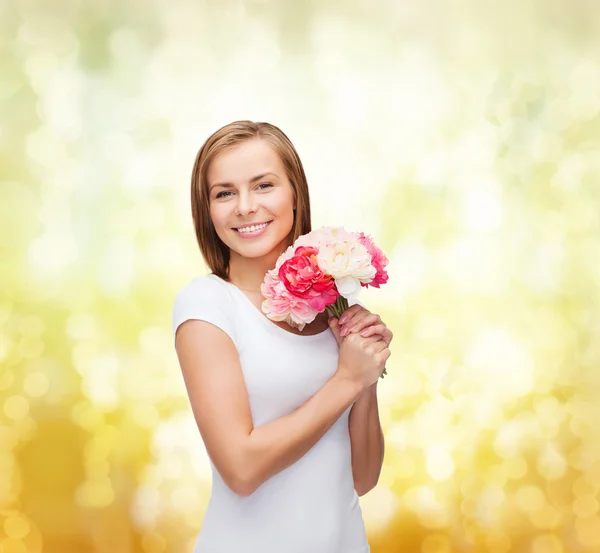 Mulher sorridente com buquê de flores — Fotografia de Stock