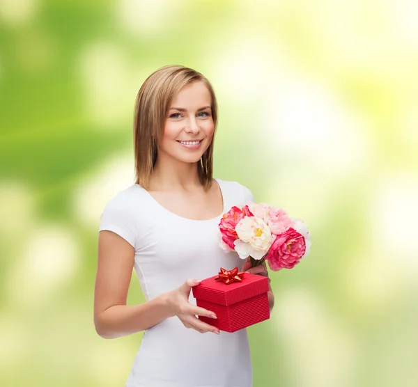 Mulher sorridente com buquê de flores e caixa de presente — Fotografia de Stock