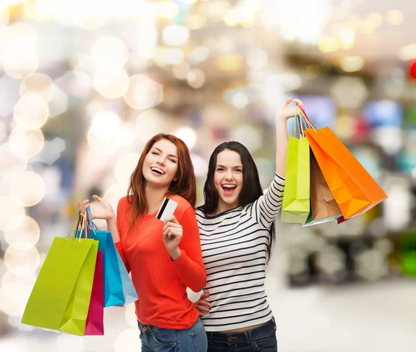 Tienermeisjes met shopping tassen en credit card — Stockfoto