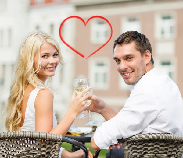 Couple souriant buvant du vin dans un café — Photo