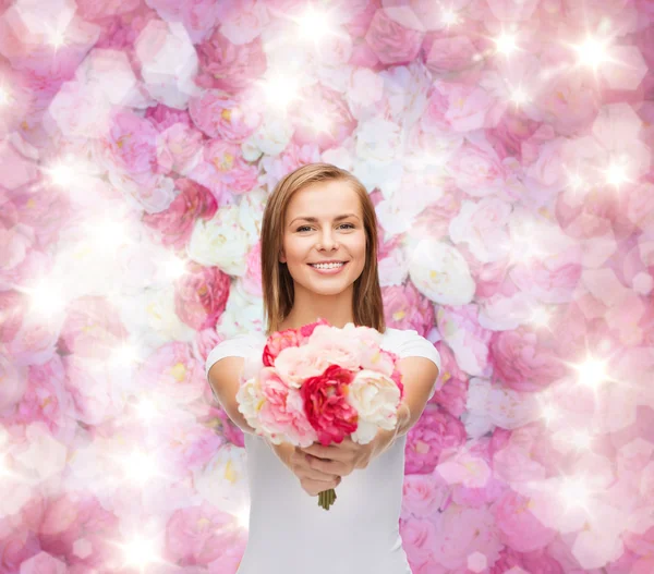 Mulher sorridente com buquê de flores — Fotografia de Stock