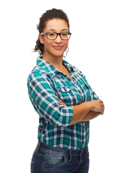 Lächelnde Afroamerikanerin mit Brille — Stockfoto
