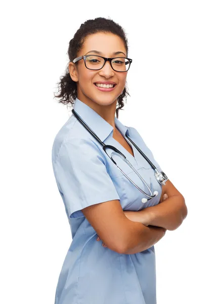 Médica ou enfermeira afro-americana sorridente — Fotografia de Stock