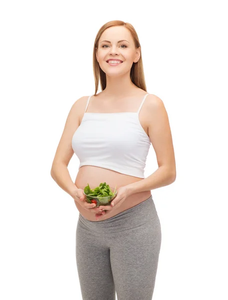 Glückliche zukünftige Mutter mit Schüssel Salat — Stockfoto