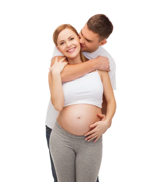 Felice giovane famiglia in attesa di bambino — Foto Stock